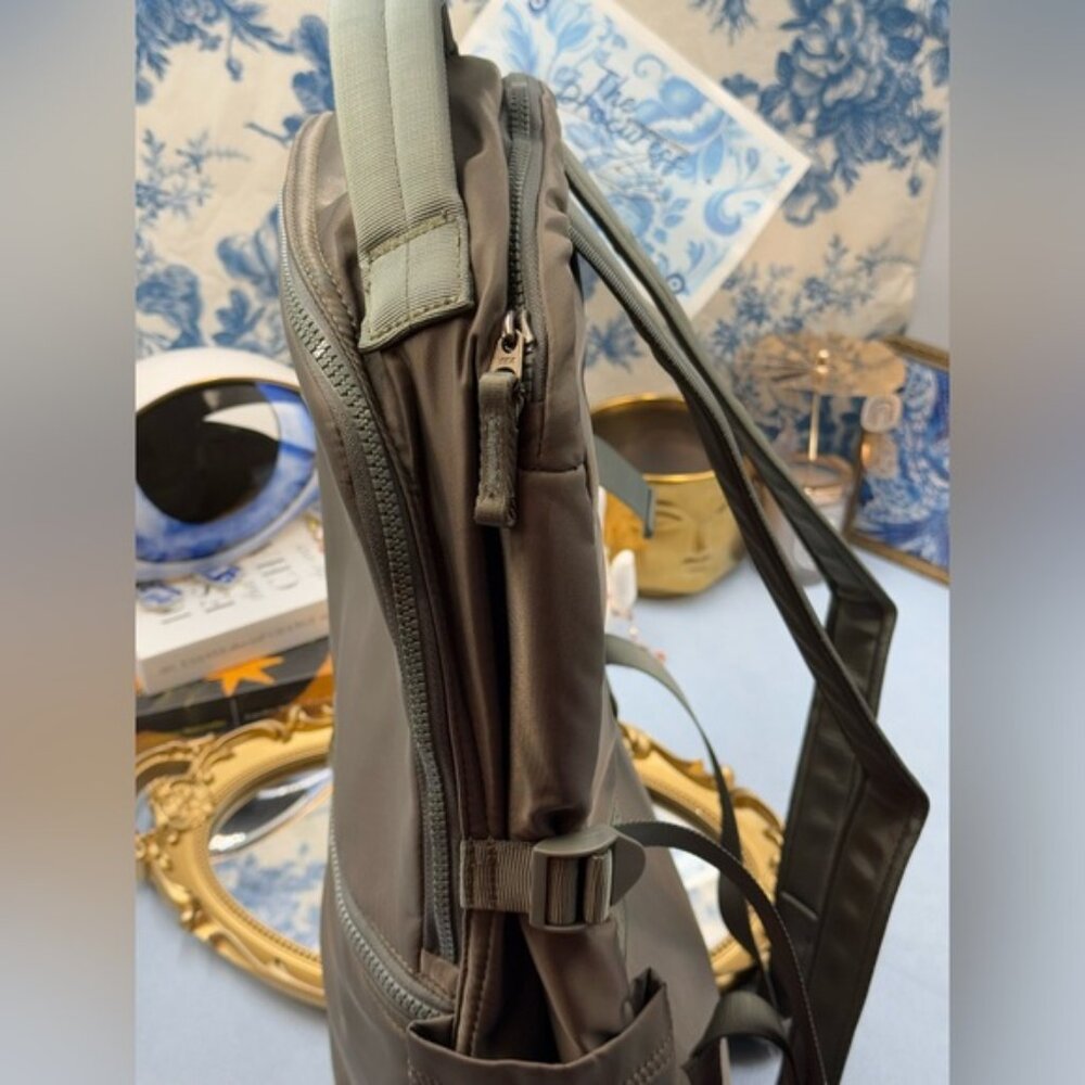 🆕 lululemon athletica 🧿 NWOT New Crew Backpack, Bay Leaf (Olive Green) - 22L - Picture 6 of 12